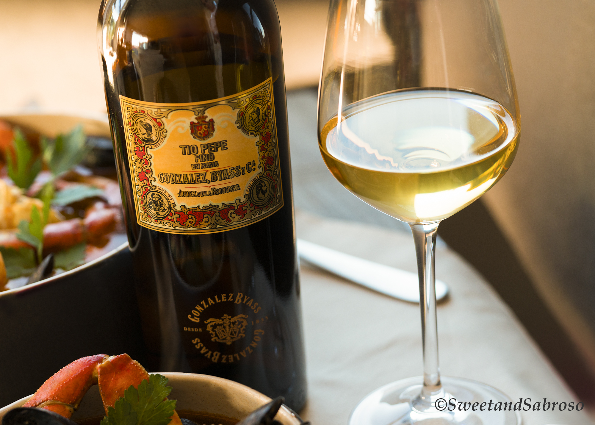 Tio-Pepe-Fino-En-Rama-Gonzalez-Byass-With-Glass-of-Fino-On-Right-Side-Of-Bottle